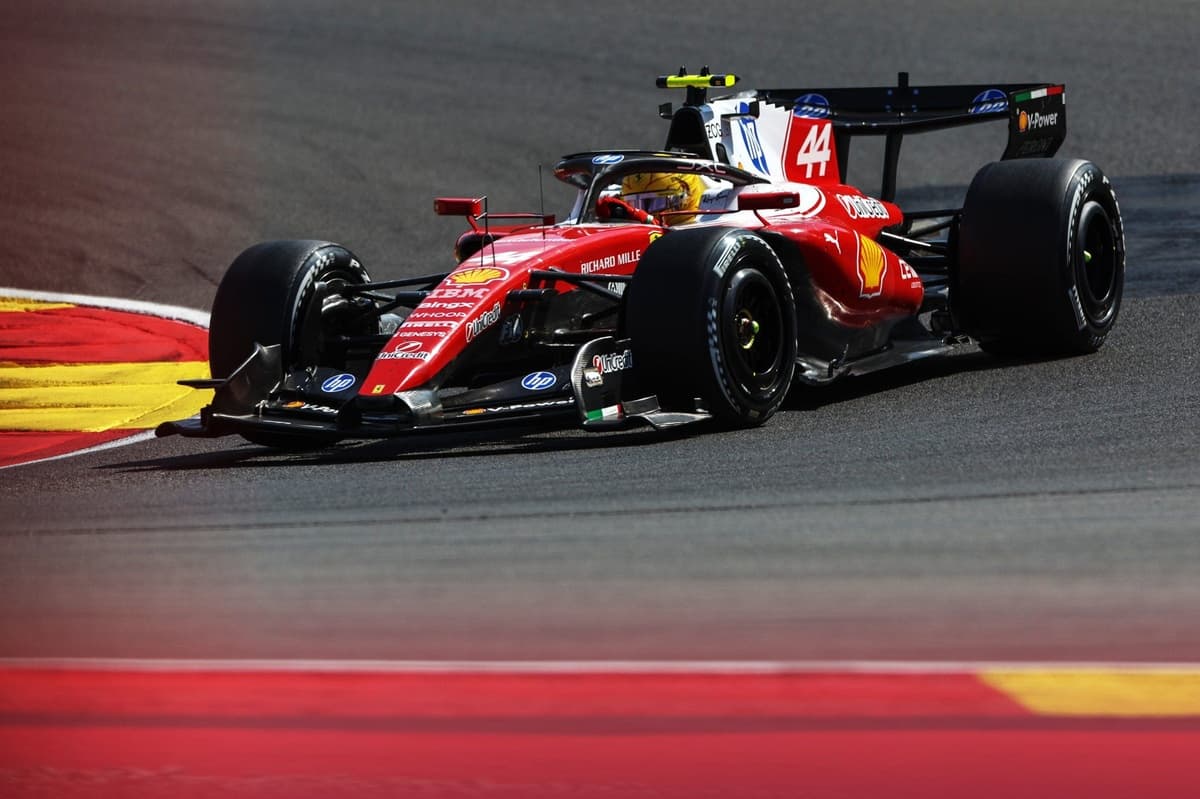 Льюис Хэмилтон сохранил четвертое место в Бельгии, механик Ferrari не пострадал