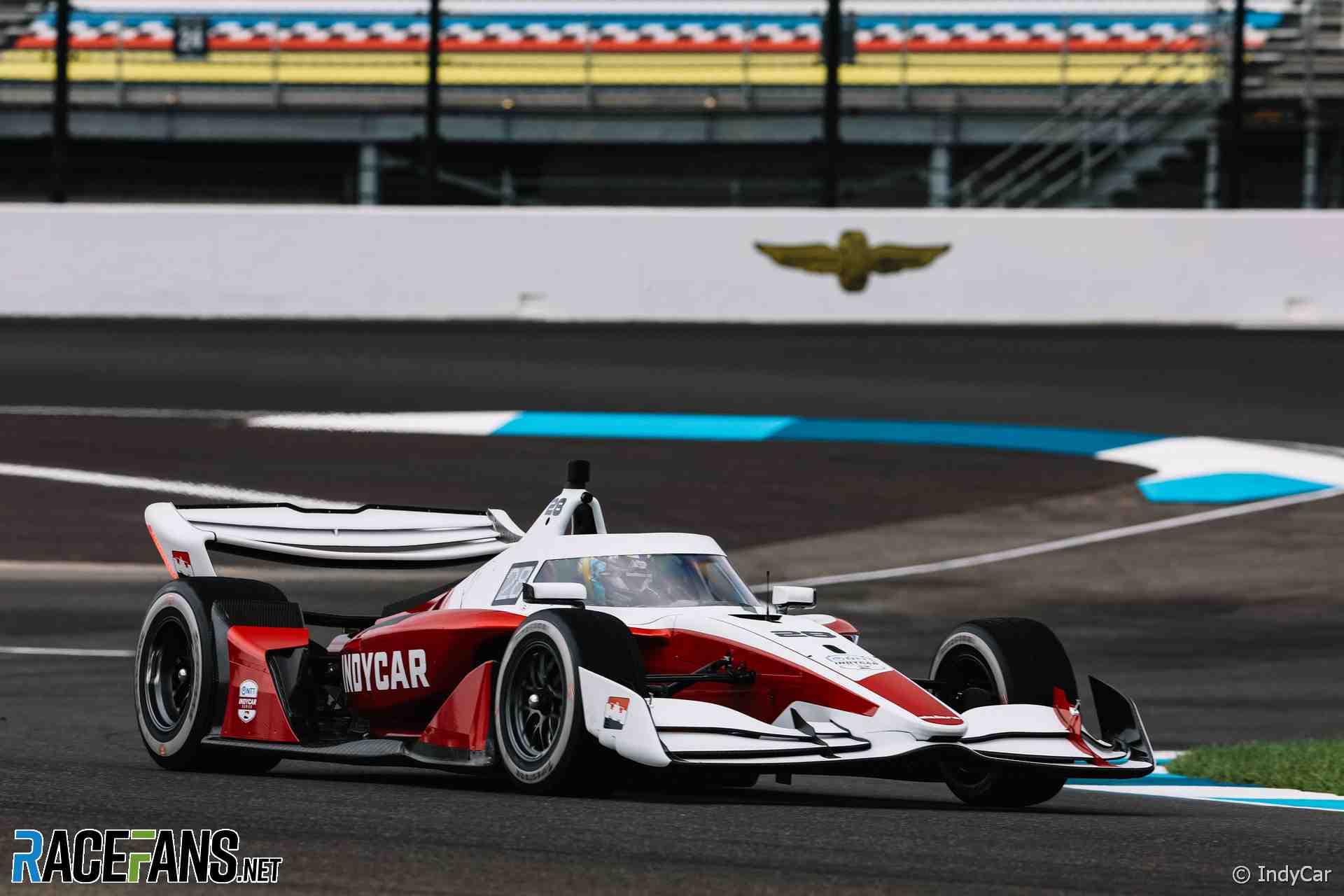 IndyCar представила новое шасси IR-28 на испытаниях в Индианаполисе